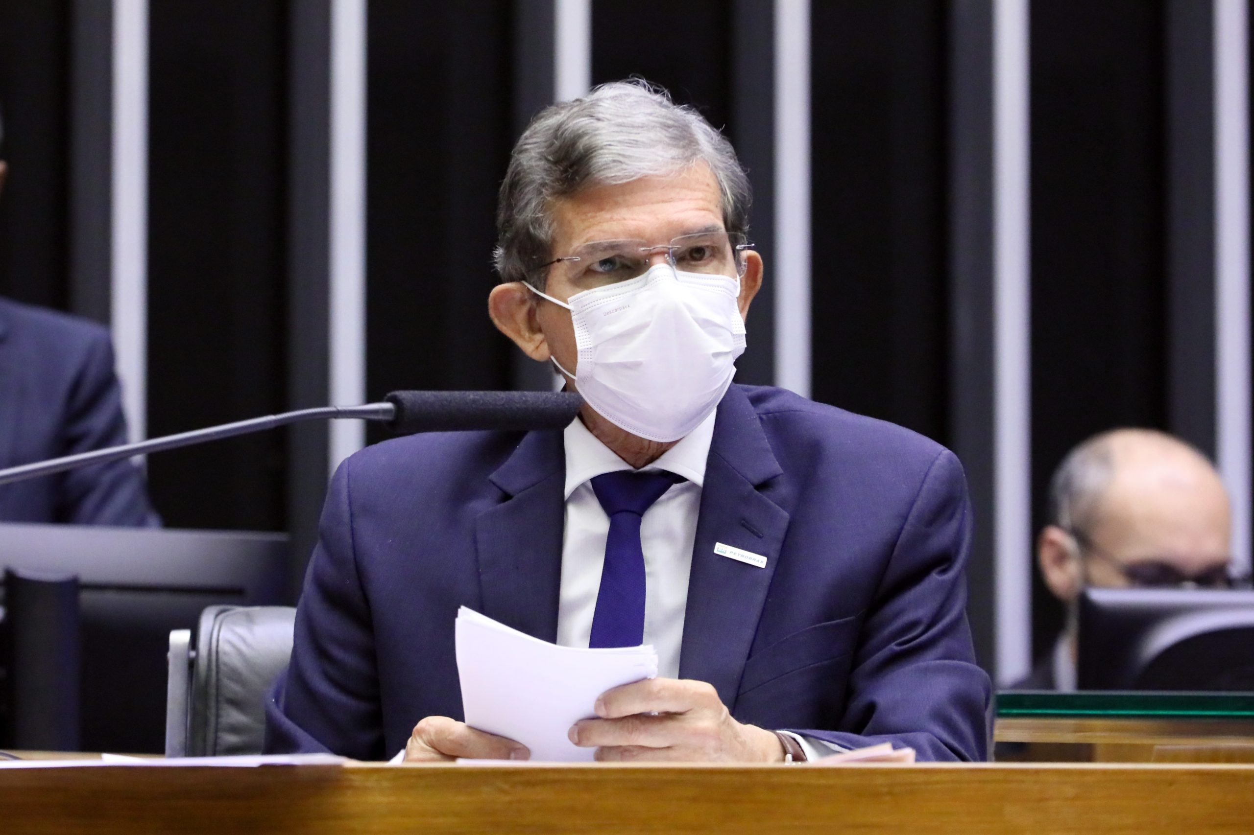Presidente da Petrobrás, General Joaquim Silva e Luna, em audiência na Câmara dos Deputados, sentado e usando máscara