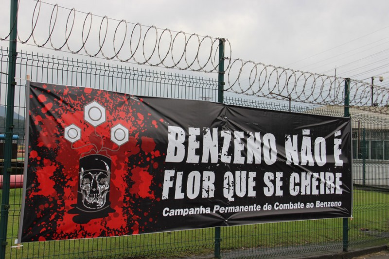 Cartaz alertando sobre o perigo do benzeno, exposto em frente a uma das unidades de refino da Petrobrás