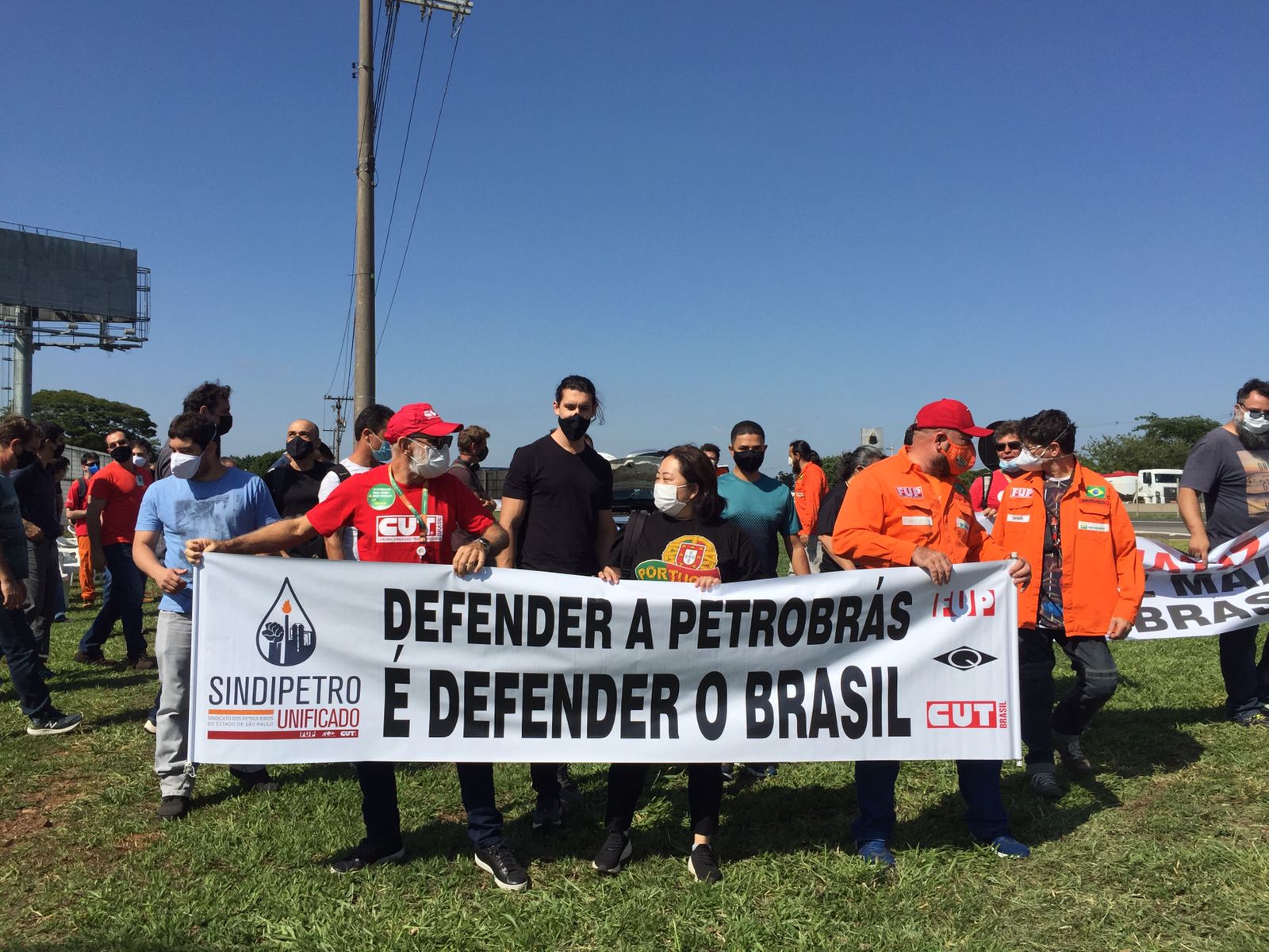 Petroleiros seguram faixa em frente à Replan, pedindo pela defesa da Petrobrás e do Brasil
