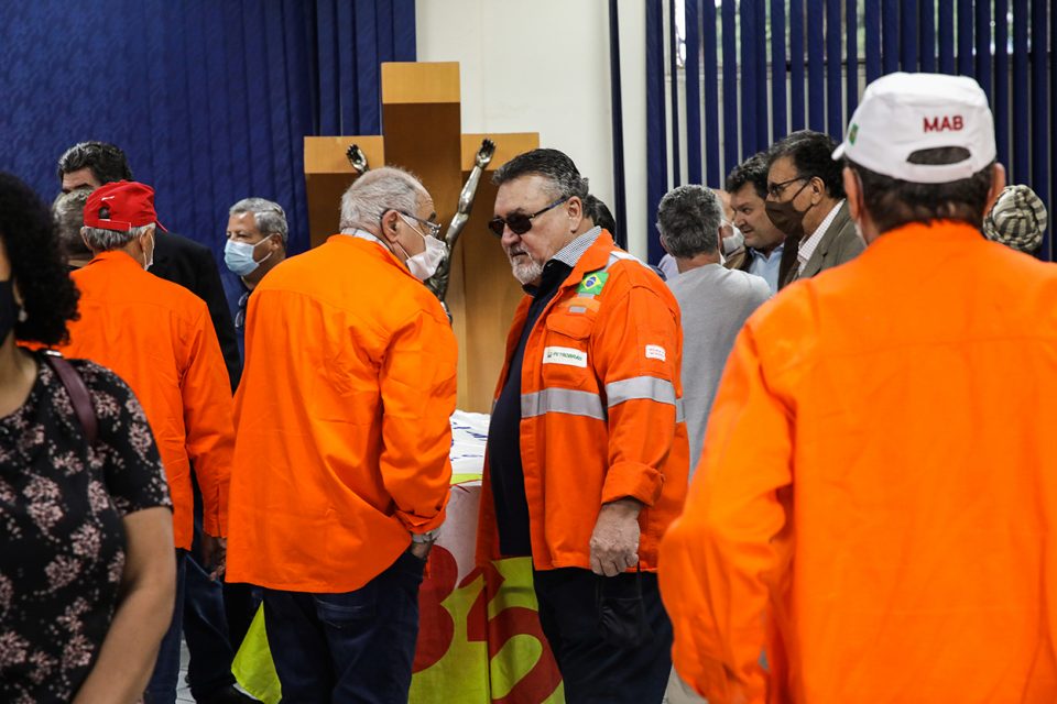 Contemporâneos de Jacó Bittar no Sindicato dos Petroleiros estiveram presentes no velório (Foto: Guilherme Weimann