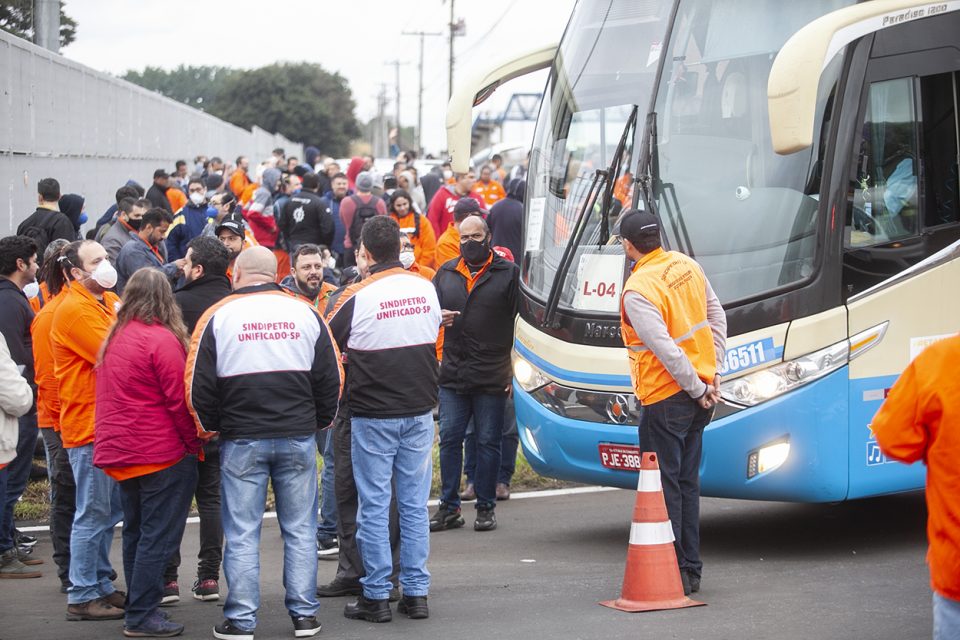 Trabalhadores do turno da Replan participaram do ato (Foto: Kamá Ribeiro/Sindipetro-SP)