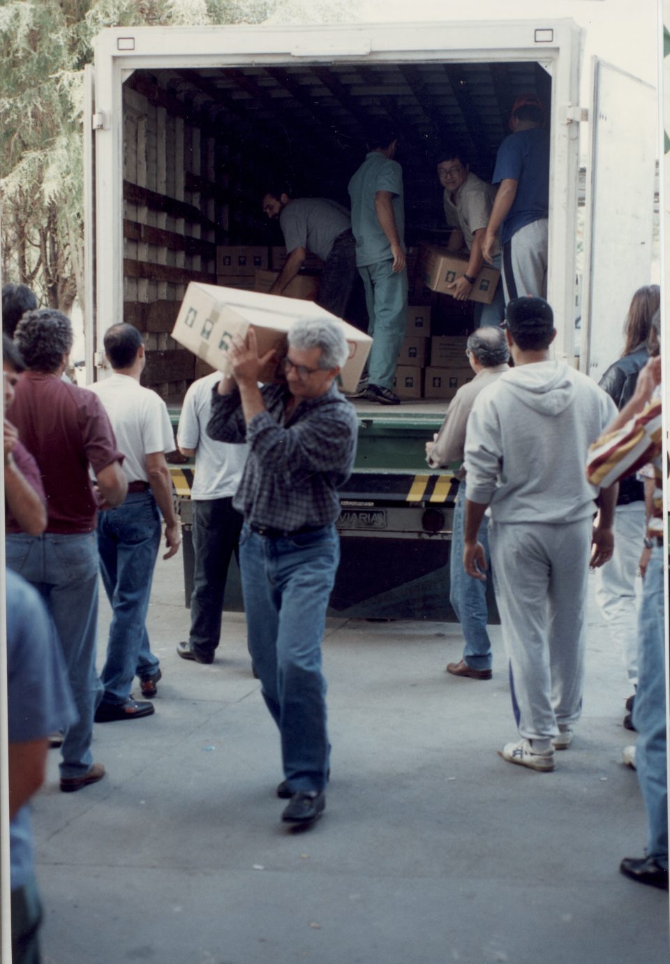 Santarosa carrega caixa durante a greve de 1995