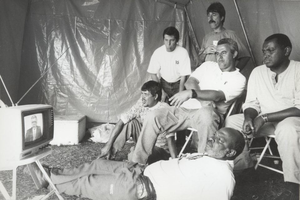 Trabalhadores assistem o noticiário durante a histórica greve de 1995; Osvaldo é o primeiro em pé da esquerda para a direita