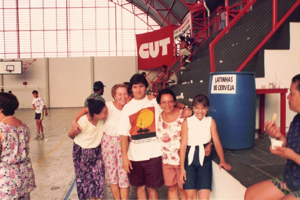 Osvaldinho, ao centro, com familiares na sede do sindicato, em Campinas