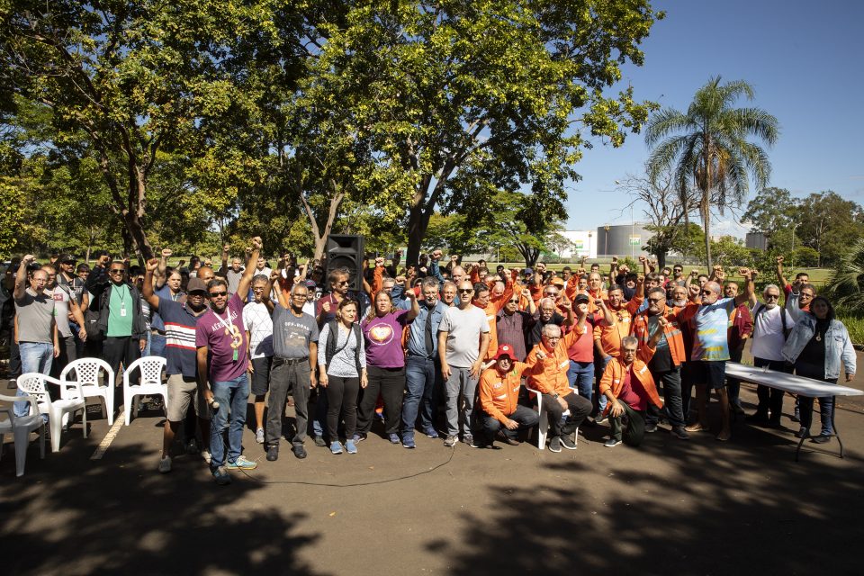 "A luta é um só!": Trabalhadores da ativa e aposentados se uniram em ato contra os qequacionamentos da Petro (Foto: Guilherme Weimann/Sindipetro Unificado)