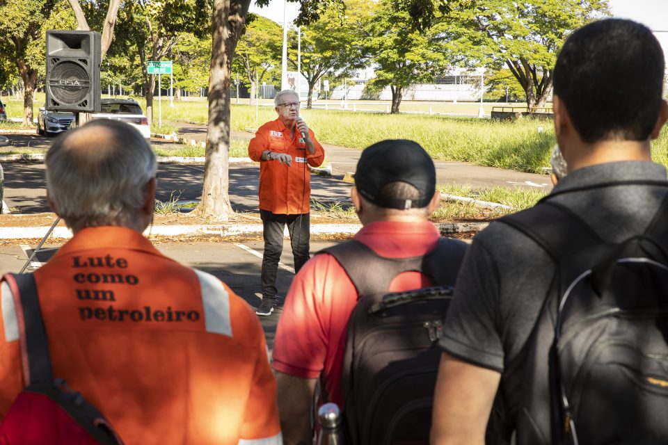 "A luta é um só!": Trabalhadores da ativa e aposentados se uniram em ato contra os qequacionamentos da Petro (Foto: Guilherme Weimann/Sindipetro Unificado)