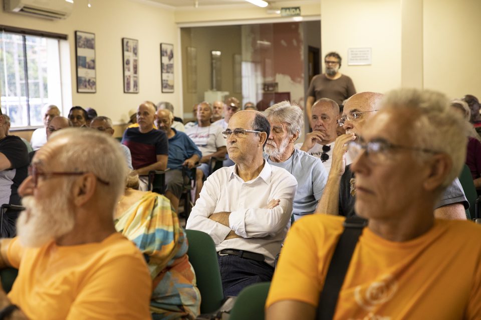 Cerca de 70 aposentados compareceram à reunião com o conselheiro da Petros, em Campinas (Foto: Guilherme Weimann)