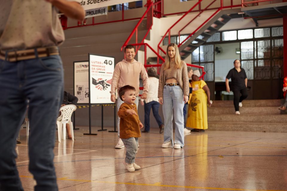 Filho, nora e o neto de Pedrinho durante o ato de rememoração da greve de 1983