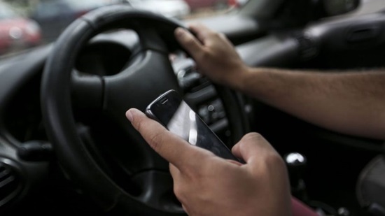 Brasília: Uso de celular ao volante. (Foto: Marcelo Camargo/Agência Brasil)