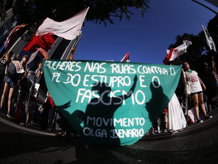 Manifestantes contra o PL da gravidez precoce se reúnem no Masp