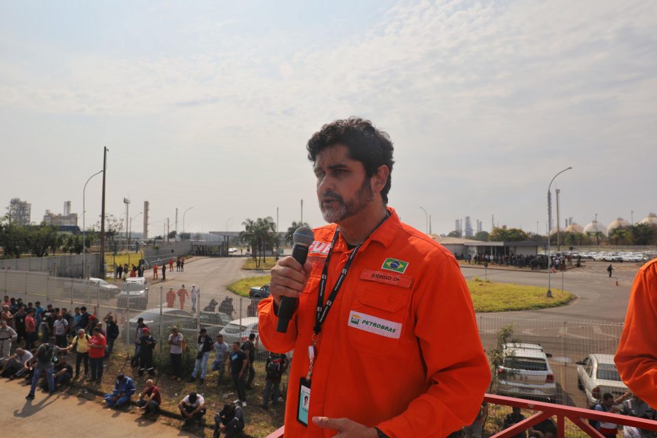 Em meio à dor e indignação, colegas de profissão exigiram justiça e mudanças urgentes, para que mais vidas não sejam ceifadas no Sistema Petrobrás. (Foto: Vítor Peruch)