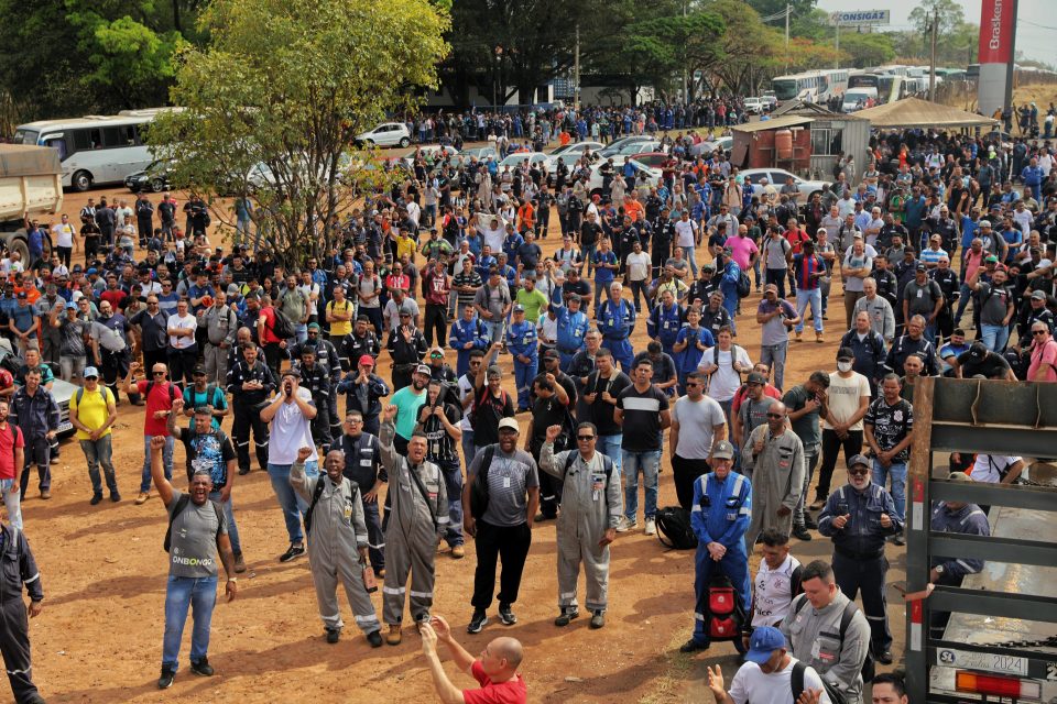 Em meio à dor e indignação, colegas de profissão exigiram justiça e mudanças urgentes, para que mais vidas não sejam ceifadas no Sistema Petrobrás. (Foto: Vítor Peruch)