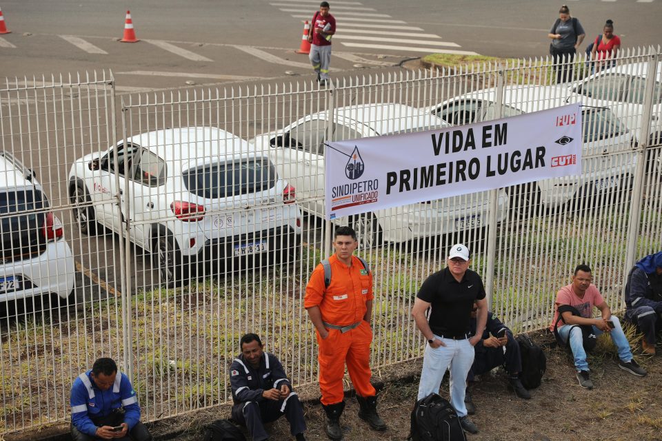 Em meio à dor e indignação, colegas de profissão exigiram justiça e mudanças urgentes, para que mais vidas não sejam ceifadas no Sistema Petrobrás. (Foto: Vítor Peruch)