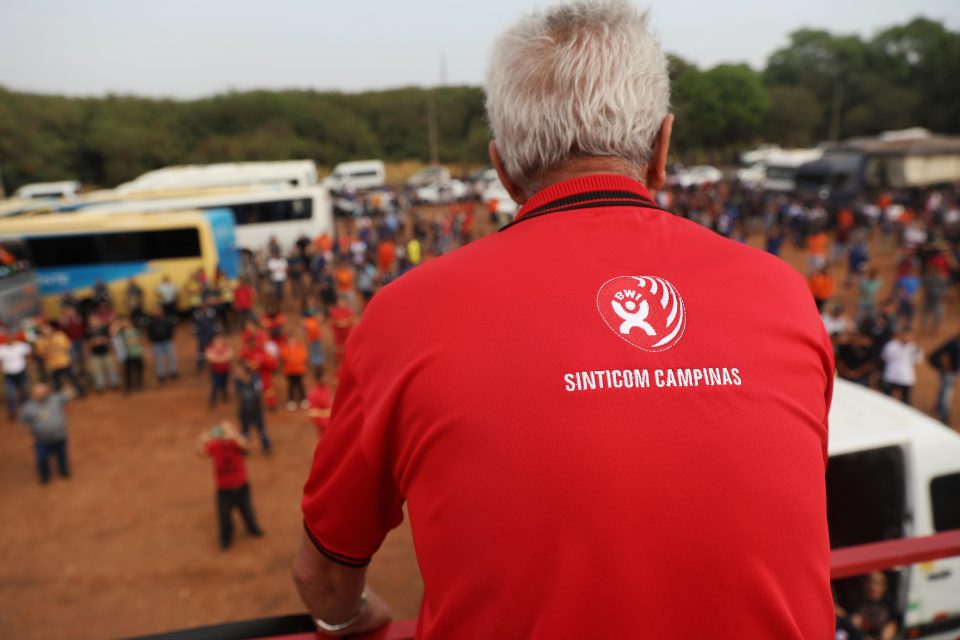 Em meio à dor e indignação, colegas de profissão exigiram justiça e mudanças urgentes, para que mais vidas não sejam ceifadas no Sistema Petrobrás. (Foto: Vítor Peruch)