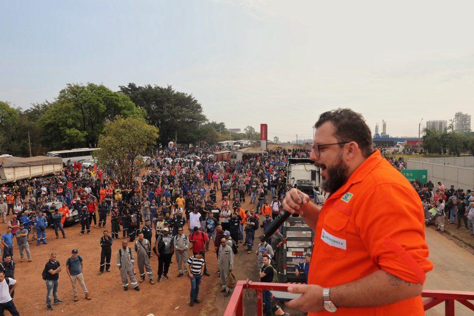 Em meio à dor e indignação, colegas de profissão exigiram justiça e mudanças urgentes, para que mais vidas não sejam ceifadas no Sistema Petrobrás. (Foto: Vítor Peruch)