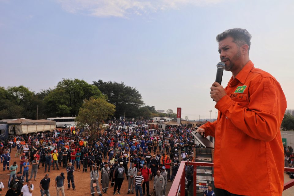 Em meio à dor e indignação, colegas de profissão exigiram justiça e mudanças urgentes, para que mais vidas não sejam ceifadas no Sistema Petrobrás. (Foto: Vítor Peruch)