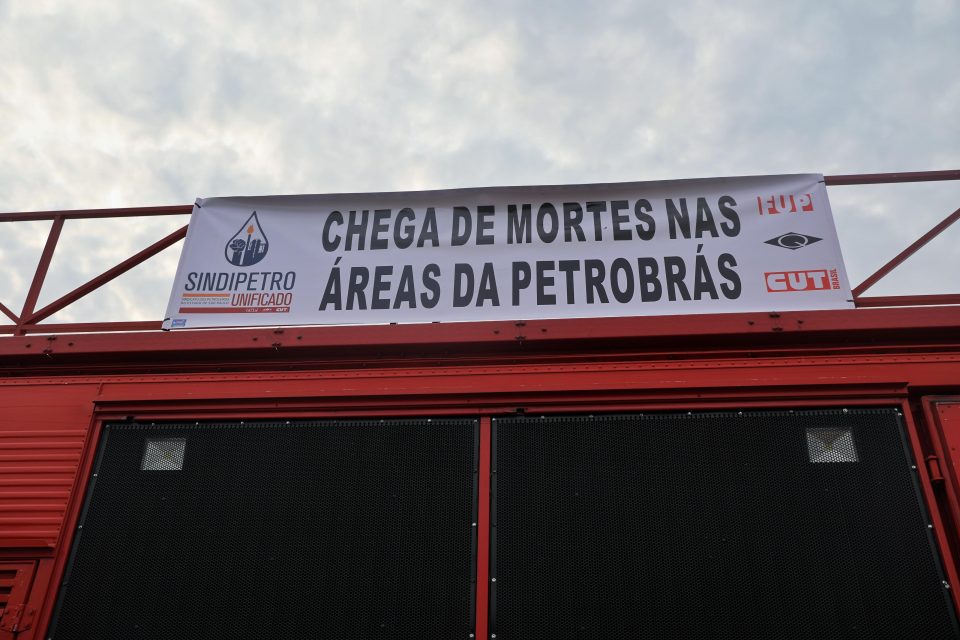 Em meio à dor e indignação, colegas de profissão exigiram justiça e mudanças urgentes, para que mais vidas não sejam ceifadas no Sistema Petrobrás. (Foto: Vítor Peruch)