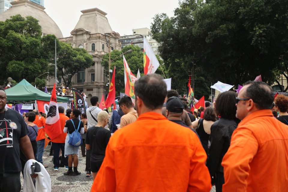Manifestantes ocupam as ruas do Rio de Janeiro em ato pela Vida Além do Trabalho, exigindo o fim da escala 6x1 (Foto: Vítor Peruch/Sindipetro Unificado)