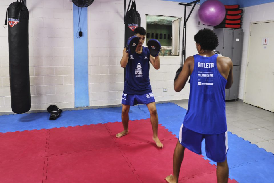Crianças treinando no centro esportivo da Luta Pela Paz, uma das iniciativas do projeto Comunidade Segura no Savoyzinho (Foto: Vítor Peruch/Sindipetro Unificado)