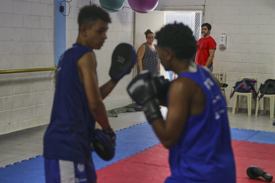 Crianças treinando no centro esportivo da Luta Pela Paz, uma das iniciativas do projeto Comunidade Segura no Savoyzinho (Foto: Vítor Peruch/Sindipetro Unificado)
