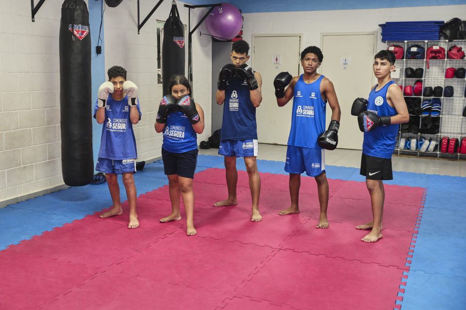 Crianças treinando no centro esportivo da Luta Pela Paz, uma das iniciativas do projeto Comunidade Segura no Savoyzinho (Foto: Vítor Peruch/Sindipetro Unificado)