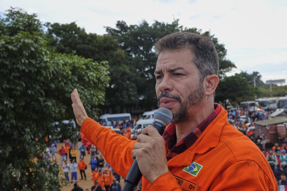 Representantes sindicais e estudantis tiveram ampla participação no ato desta segunda-feira (Foto: Marcelo Aguilar)