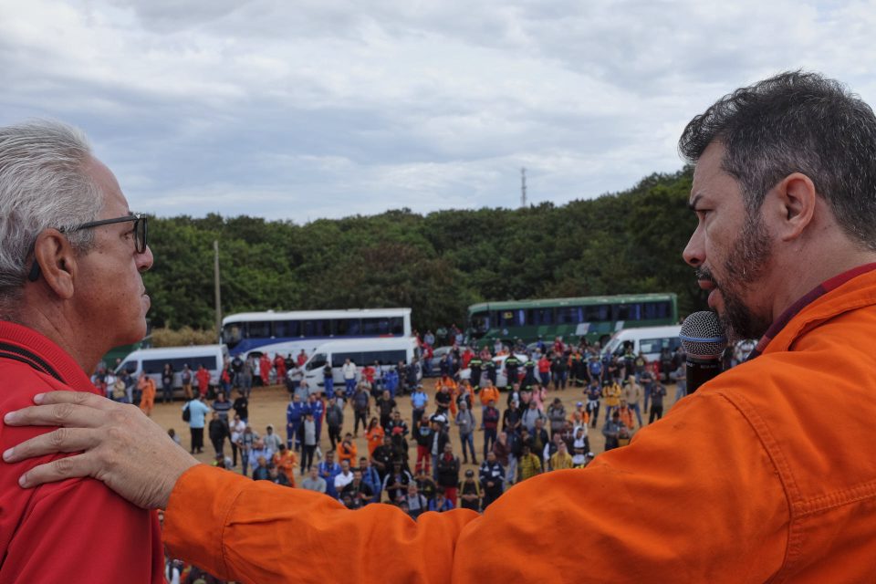 Representantes sindicais e estudantis tiveram ampla participação no ato desta segunda-feira (Foto: Marcelo Aguilar)