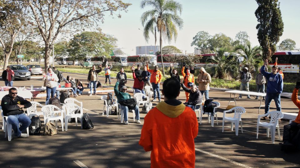 Trabalhadores reunidos na Replan debatem segurança nas unidades e votam na assembleia do Sindipetro (Foto: Vítor Peruch/Sindipetro Unificado) 