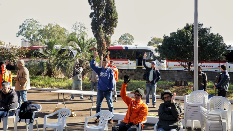 Trabalhadores reunidos na Replan debatem segurança nas unidades e votam na assembleia do Sindipetro (Foto: Vítor Peruch/Sindipetro Unificado) 