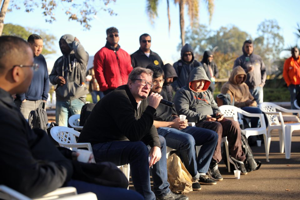Trabalhadores reunidos na Replan debatem segurança nas unidades e votam na assembleia do Sindipetro (Foto: Vítor Peruch/Sindipetro Unificado) 