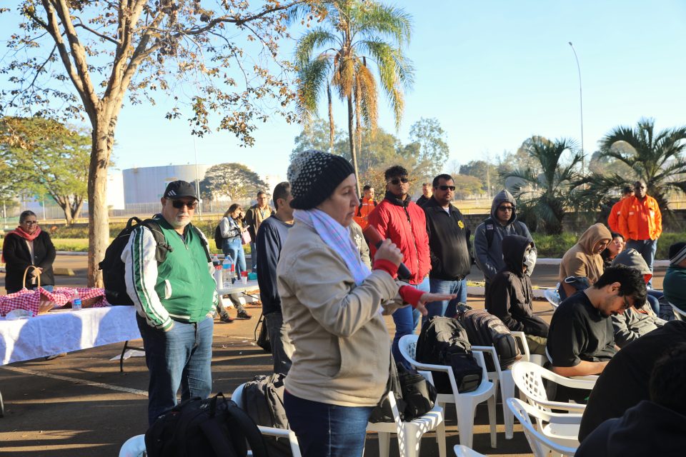 Trabalhadores reunidos na Replan debatem segurança nas unidades e votam na assembleia do Sindipetro (Foto: Vítor Peruch/Sindipetro Unificado) 