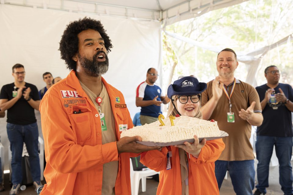 Trabalhadores comemoram 72 da Petrobrás em luta (Foto: Guilherme Weimann)