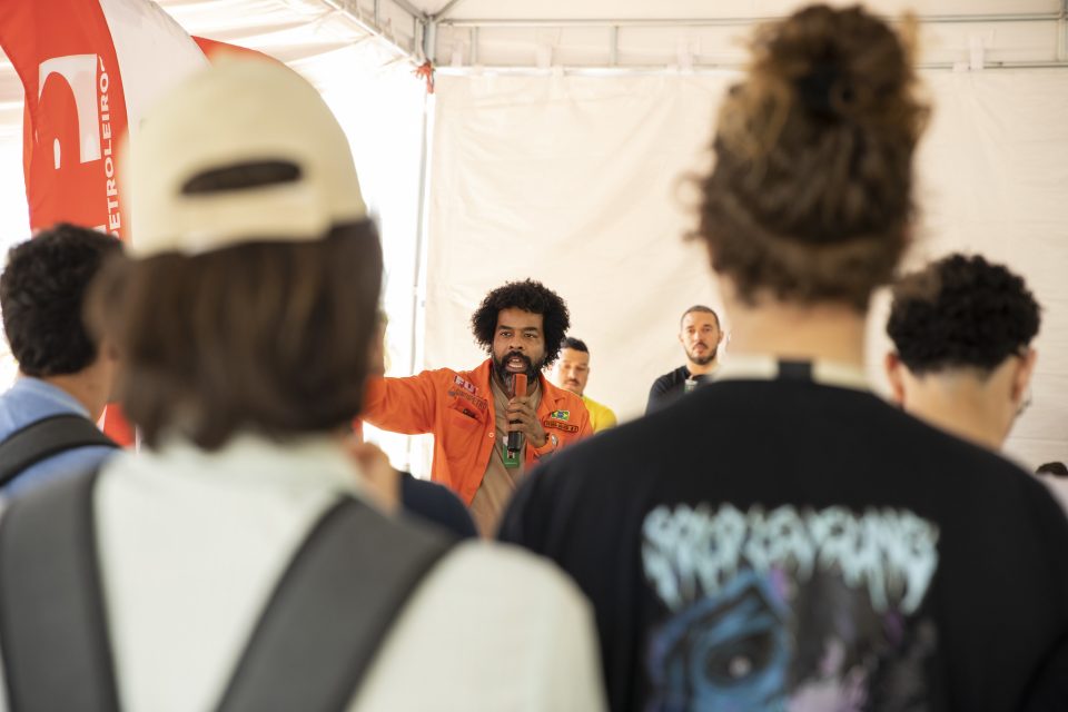 “A Petrobrás sabe quando a categoria está mobilizada! Mobilizar vale a pena! É assim que conquistamos vitórias como a taxação dos super-ricos”, declarou Pedro Augusto, durante o protesto na Replan (Foto: Guilherme Weimann)