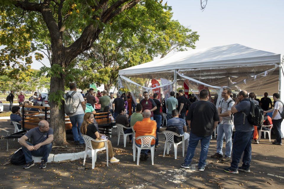 Trabalhadores comemoram 72 da Petrobrás em luta (Foto: Guilherme Weimann)