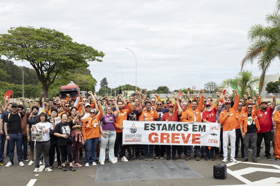 Petroleiros em greve se reúnem toda manhã na porta da Refinaria de Paulínia (Foto: Guilherme Weimann)