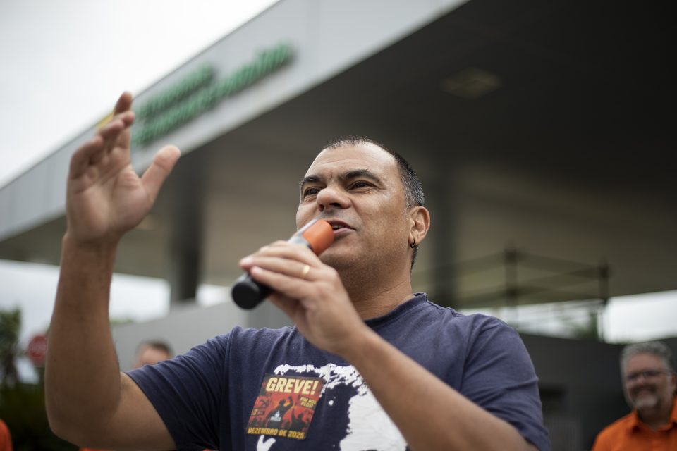 O Índio da CUT também compareceu à Replan para demonstrar solidariedade aos petroleiros (Foto: Guilherme Weimann)