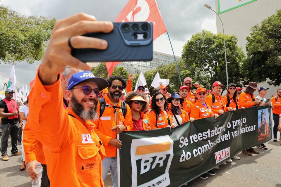 Delegação petroleira participou em peso da marcha da classe trabalhadora (Foto: Marcelo Aguilar)