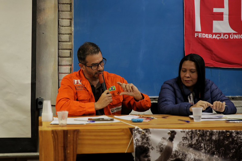 Steve Austin, coordenador geral do Sindipetro Unificado, durante o debate (Foto: Marcelo Aguilar))
