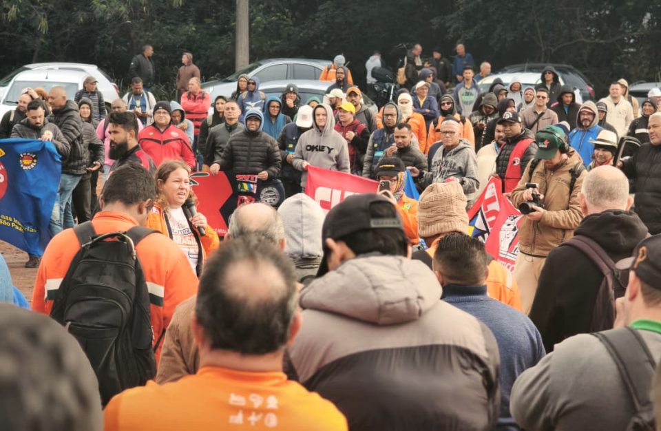 Ao manifestar apoio à greve, Cibele Vieira reforçou a importância da organização coletiva: "A reivindicação é justa e legítima. Juntos somos mais fortes. E se isso continuar, voltaremos quantas vezes forem necessárias" (Foto: Sindipetro Unificado)