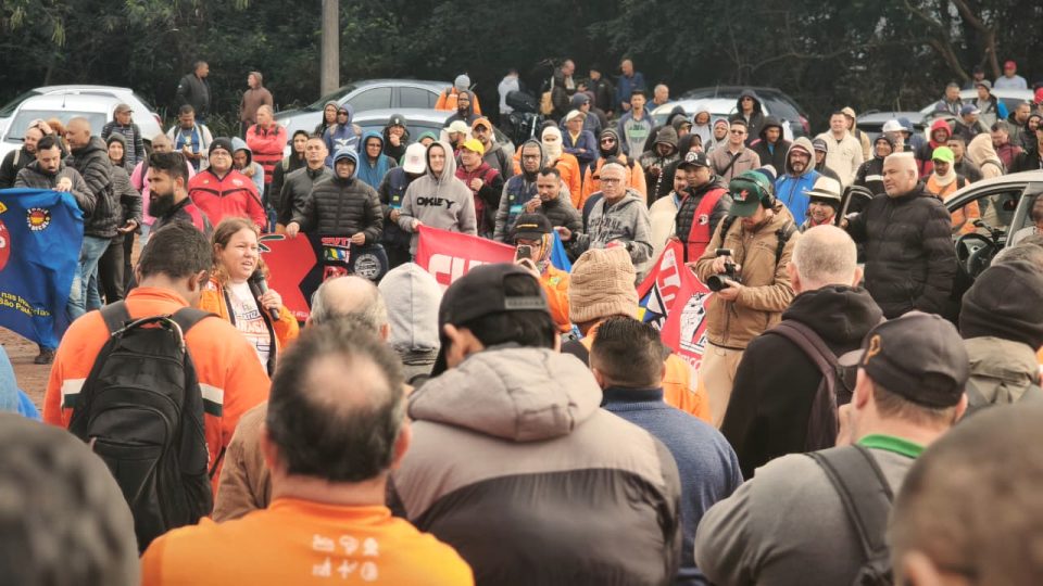 Cibele Vieira, coordenadora-geral interina da FUP, reforçou o apoio dos petroleiros à mobilização e criticou as tentativas de enfraquecer o movimento grevista. "Quando recebemos a notícia de que havia segurança armada atuando para impedir a ação sindical, ficou claro que precisávamos estar aqui. Isso é inadmissível", afirmou durante o ato na Replan (Foto: SIndipetro Unificado)
