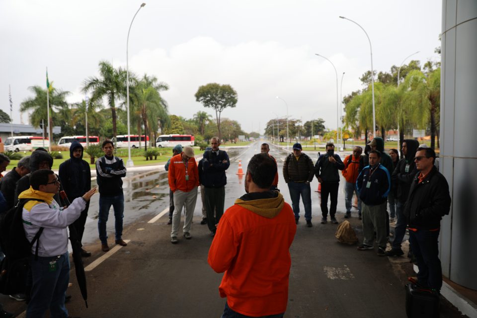 Trabalhadores participaram ativamente do debate sobre os rumos da mobilização da categoria e os desafios colocados para o próximo período (Foto: Vítor Peruch)