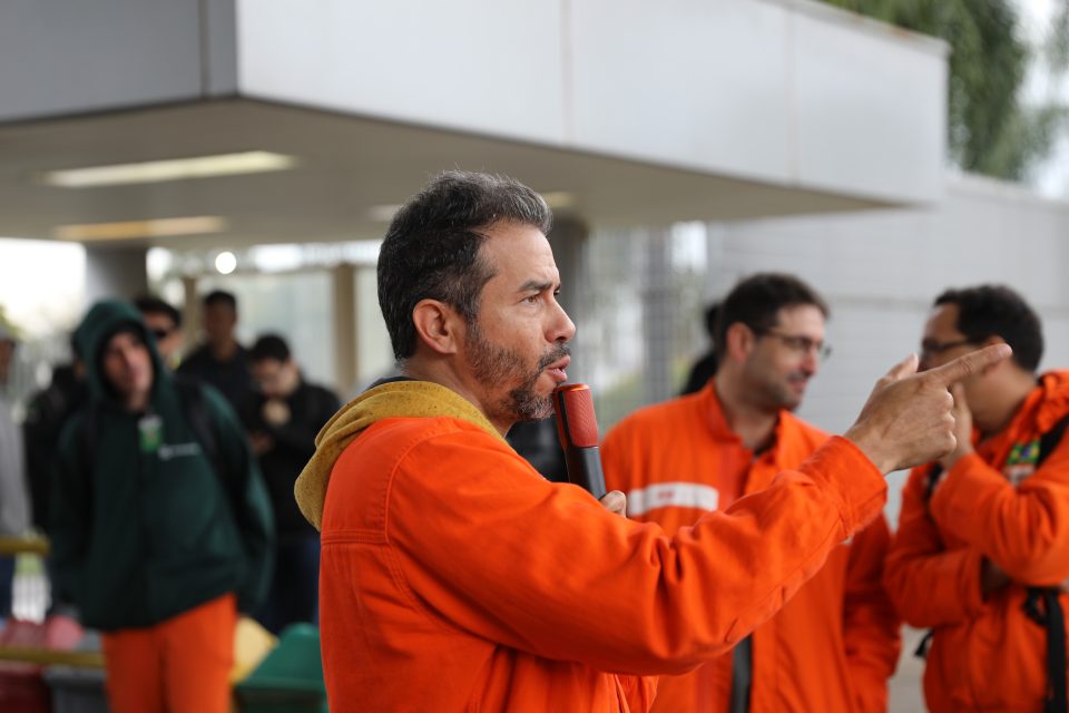 Trabalhadores participaram ativamente do debate sobre os rumos da mobilização da categoria e os desafios colocados para o próximo período (Foto: Vítor Peruch)
