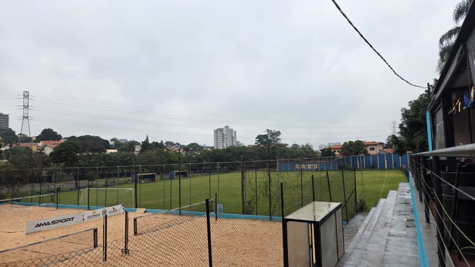 Piscinas, academia, quadras de tênis e beach tennis, campo de futebol, ginásio poliesportivo, restaurante e áreas de convivência fazem parte da estrutura da AABB Campinas | Foto: Divulgação/AABB Campinas
