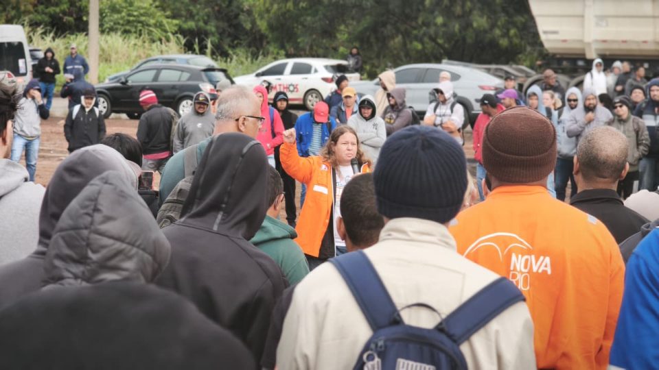 Ao manifestar apoio à greve, Cibele Vieira reforçou a importância da organização coletiva: "A reivindicação é justa e legítima. Juntos somos mais fortes. E se isso continuar, voltaremos quantas vezes forem necessárias" (Foto: Sindipetro Unificado)