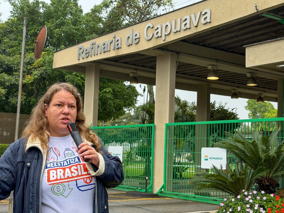 Petroleiros participaram, nesta sexta-feira, do encerramento da semana nacional de mobilizações na Refinaria de Capuava (Recap), em Mauá, em defesa do cumprimento dos acordos firmados com a Petrobrás e da retomada das negociações (Foto: Vítor Peruch/Sindipetro Unificado)