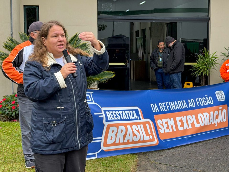 Petroleiros participaram, nesta sexta-feira, do encerramento da semana nacional de mobilizações na Refinaria de Capuava (Recap), em Mauá, em defesa do cumprimento dos acordos firmados com a Petrobrás e da retomada das negociações (Foto: Vítor Peruch/Sindipetro Unificado)