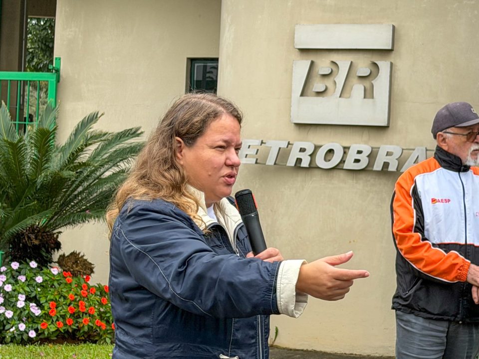 Petroleiros participaram, nesta sexta-feira, do encerramento da semana nacional de mobilizações na Refinaria de Capuava (Recap), em Mauá, em defesa do cumprimento dos acordos firmados com a Petrobrás e da retomada das negociações (Foto: Vítor Peruch/Sindipetro Unificado)