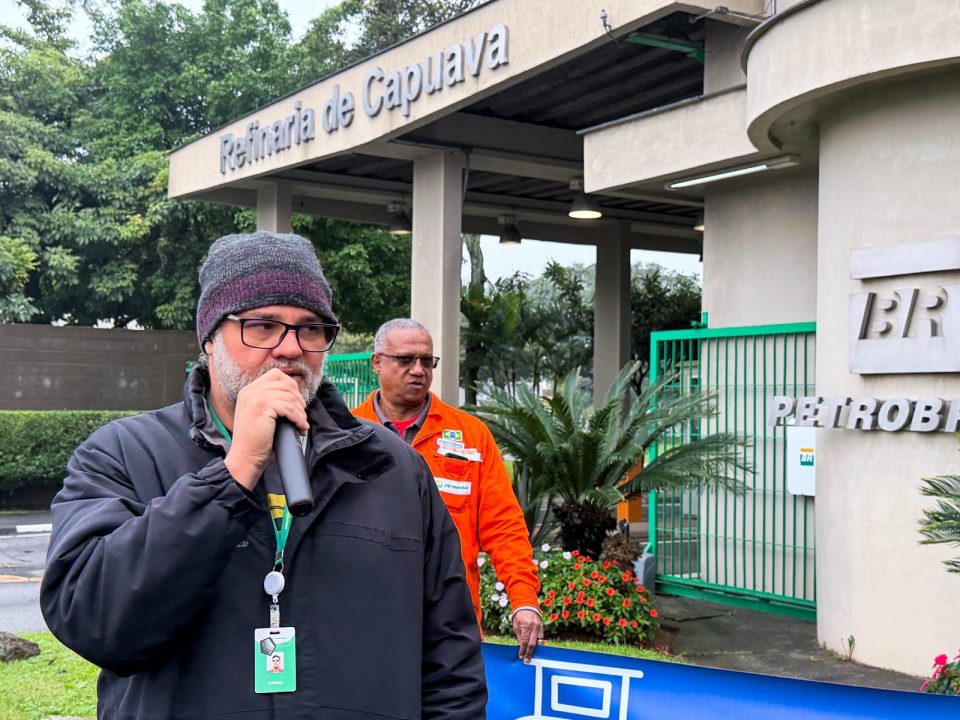 Petroleiros participaram, nesta sexta-feira, do encerramento da semana nacional de mobilizações na Refinaria de Capuava (Recap), em Mauá, em defesa do cumprimento dos acordos firmados com a Petrobrás e da retomada das negociações (Foto: Vítor Peruch/Sindipetro Unificado)