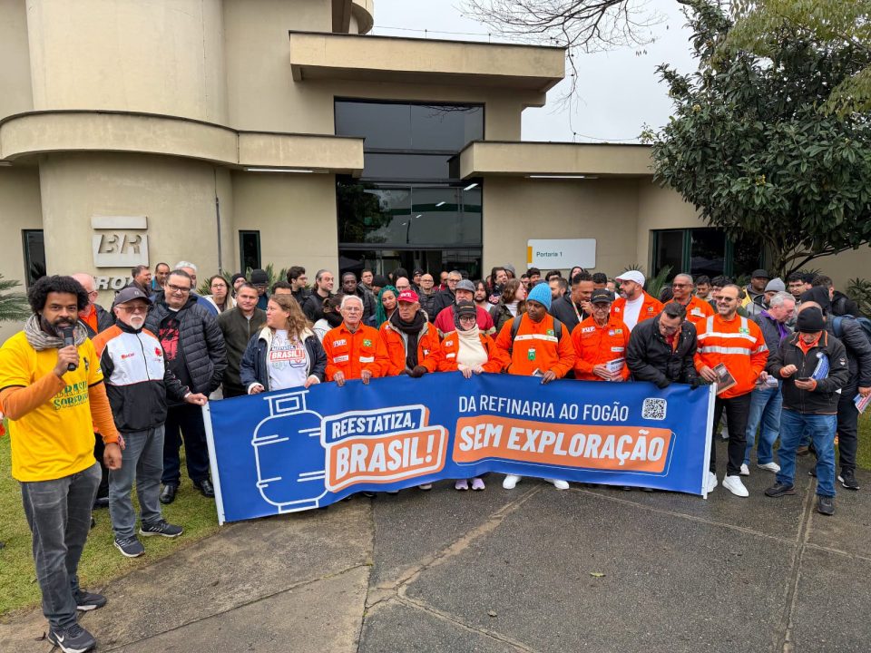 Petroleiros participaram, nesta sexta-feira, do encerramento da semana nacional de mobilizações na Refinaria de Capuava (Recap), em Mauá, em defesa do cumprimento dos acordos firmados com a Petrobrás e da retomada das negociações (Foto: Vítor Peruch/Sindipetro Unificado)