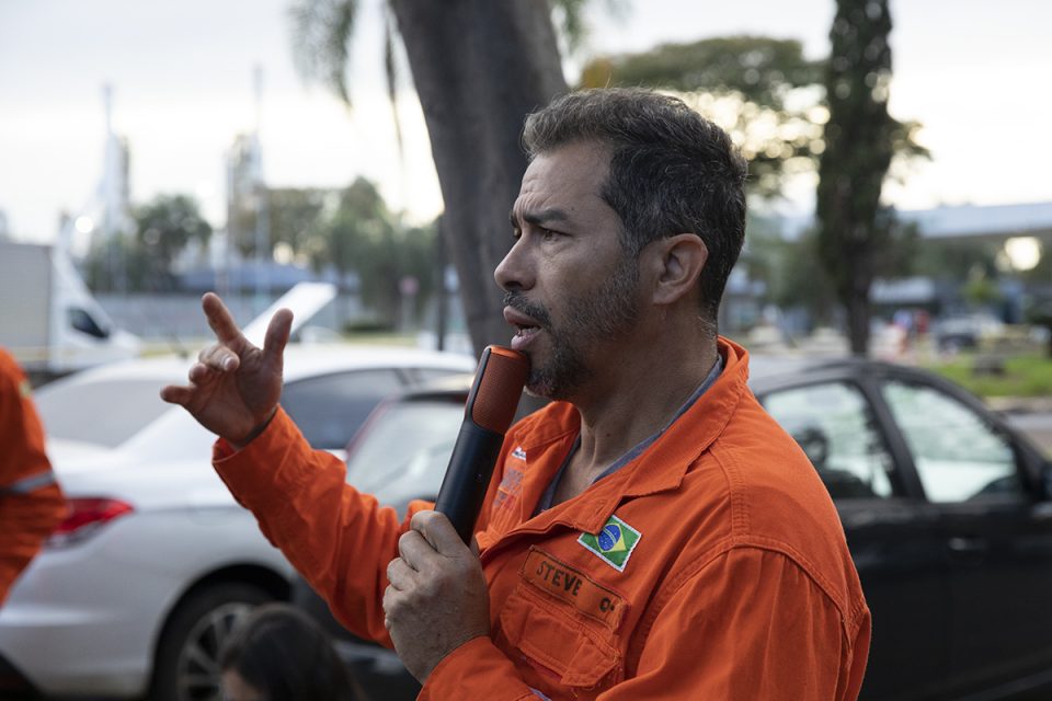 Ato dos trabalhadores próprios da Petrobrás em solidariedade aos grevistas da Ergo, empresa responsável pela Saúde da Replan (Foto: Guilherme Weimann)